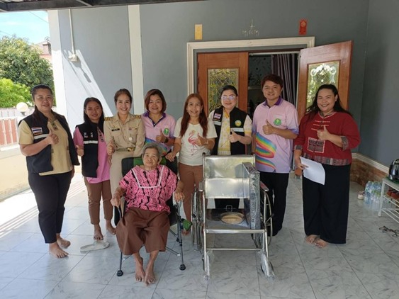 เทศบาลตำบลบางโขมด มอบกายอุปกรณ์เพื่อฟื้นฟูสมรรถภาพที่บ้านให้กับผู้ป่วยที่มีภาวะพึ่งพิง
