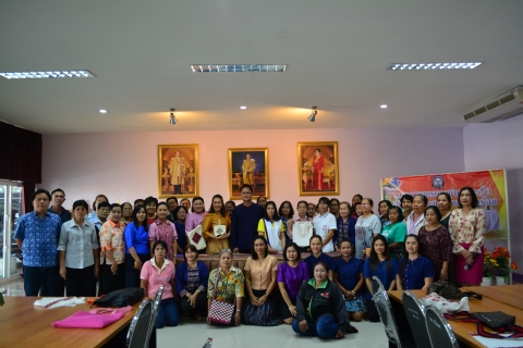 โครงการอบรมอาชีพระยะสั้น ประดิษฐ์กระเป๋าผ้าลดโลกร้อน