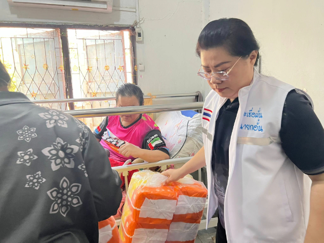 ลงพื้นที่แจกผ้าอ้อมผู้ใหญ่ ในโครงการสนับสนุนผ้าอ้อมผู้ใหญ่ สำหรับบุคคลที่มีภาวะปัญหาการกลั้นปัสสาวะ หรืออุจจาระไม่ได้